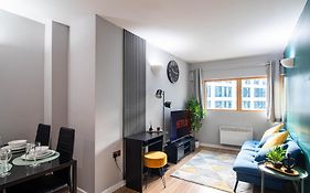 2 Bed Leeds Train Station Apartment City View